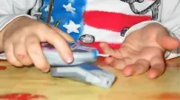 Že diabetik otrok se mora naučiti pravilno meriti krvni sladkor, 