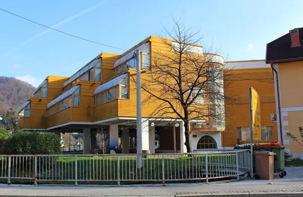 Tri milijone evrov naj bi zadoščalo za celovito  energetsko sanacijo  osnovne šole  in zdravstvenega doma.