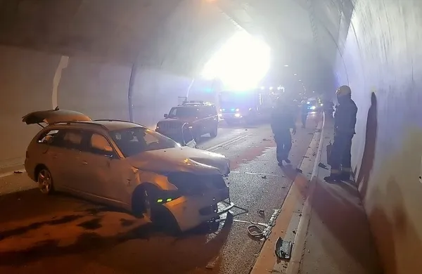 Nesreča zaprla predor, vozniki pozabili na reševalni pas