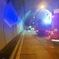 Nesreča zaprla predor, vozniki pozabili na reševalni pas