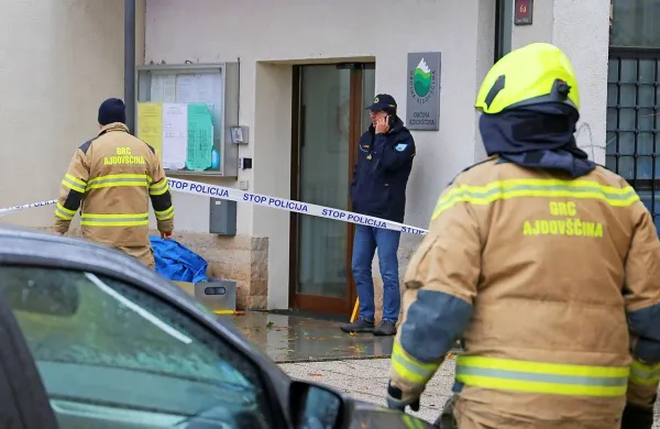Zaradi sumljive pošiljke včeraj stavbo ajdovske občine ni smelo
zapustiti 25 uslužbencev. Med njimi je bil tudi župan Tadej
Beočanin.