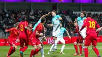 Makedonci (v rdečih dresih) bodo v prihodnjem ciklu igrali v 
tretjem razredu lige narodov, Slovenija pa v četrtem. 