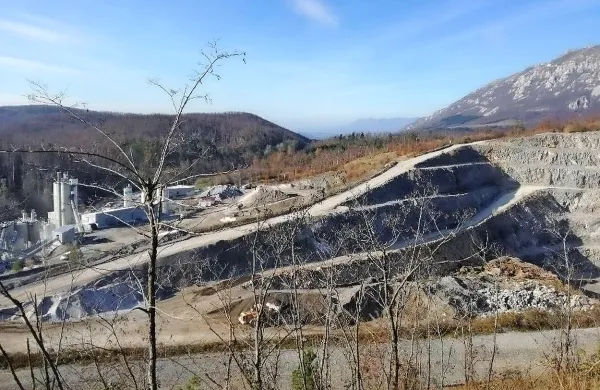 Lastnik kamnoloma Laže, podjetje Kolektor CPG, je na podlagi 
medsebojnega sporazuma izvedel nekaj ukrepov, ki naj bi omilili   
negativne vplive delovanja kamnoloma, vendar vaščani niso 
povsem zadovoljni.

   