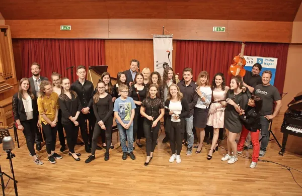 Učenci Glasbene šole Nova Gorica, sproščeni in razposajeni po 
končani majski oddaji, ki jo je Radio Koper izjemoma prenašal iz 
dvorane novogoriške glasbene šole. Med njimi sta  tudi avtorica 
oddaje Tatjana Gregorič in voditeljica Janja Lešnik.