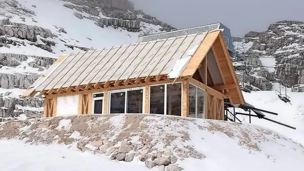 Hišica pri zgornjem izstopu proge Skripi na Kaninu je skoraj  
končana. 