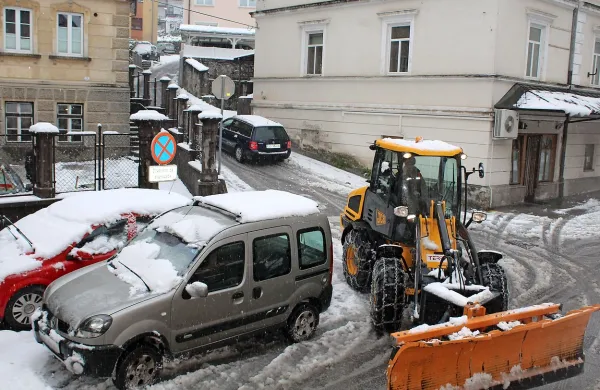 Že ob prvem sneženju so morali nad četrt metra snega po hribih in 
deset centimetrov v Idriji poslati preko sto strojev.