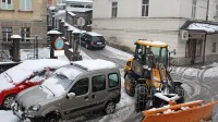 Že ob prvem sneženju so morali nad četrt metra snega po hribih in 
deset centimetrov v Idriji poslati preko sto strojev.