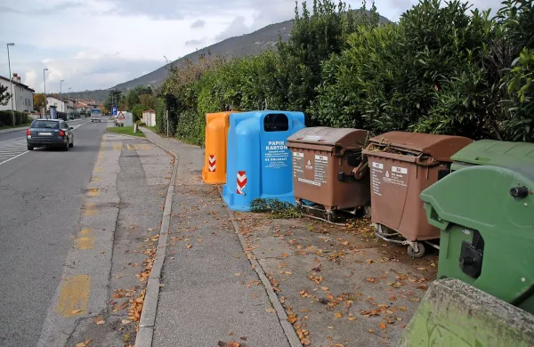 Ravnanje ljudi z  zabojniki za smeti na Vojkovi cesti naj bi neposrednim sosedom kdaj celo kalilo nočni 
mir. To in druge težave namerava KS Solkan reševati celovito.  