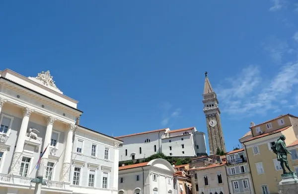 Kdo bo dominiral v dvoetažni občinski stavbi iz leta  1879  nad 
severozahodnim delom trga?