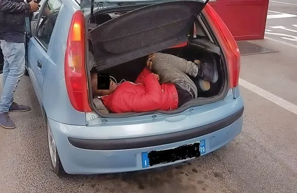 Dva sonarodnjaka je Iračan skril v prtljažnik (fotografija je 
simbolična).