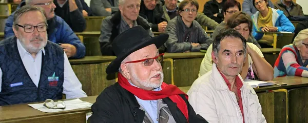 Gost Humarjevega in idrijskega muzejskega večera  Evgen Bavčar  
(v ospredju levo) se je zavzel za objektivnejše zgodovinopisje, ko 
gre za krvavo roparskega Napoleona.