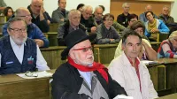 Gost Humarjevega in idrijskega muzejskega večera  Evgen Bavčar  
(v ospredju levo) se je zavzel za objektivnejše zgodovinopisje, ko 
gre za krvavo roparskega Napoleona.