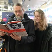  Dušana Moravca, režiserja  dokumentarca o  Cankarju, ki je sejem 
obiskal s hčerko Ajdo,  je pritegnila nova monografija o pisatelju.