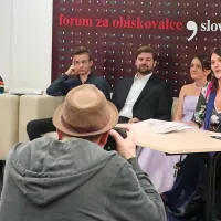Letošnje mesto v gosteh je Postojna, Postojnčani pa so na sejmu 
predstavili tudi monografijo o skladatelju Miroslavu Vilharju, ki jo 
je napisala Brigita Tornič Milharčič (desno). 