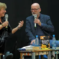 Irski pisatelj Roddy Doyle in njegova prevajalka Tina Mahkota