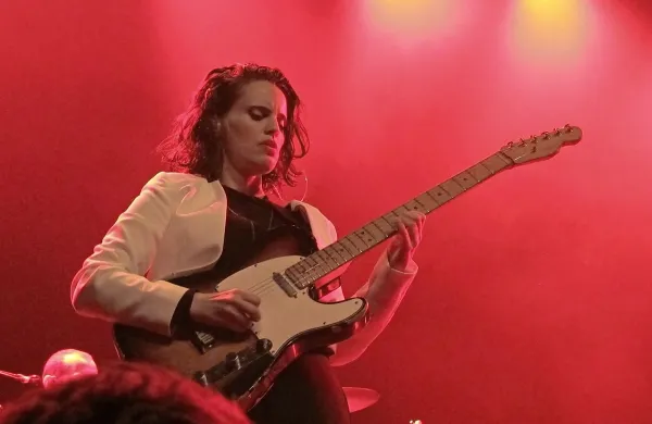 Anna Calvi je v Kinu Šiška predstavila novi album Hunter.