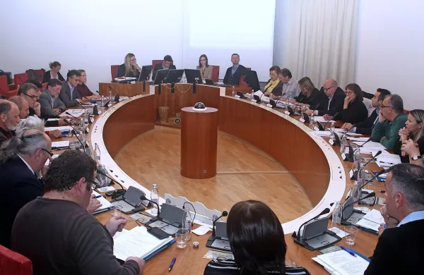 Sestava izolskega občinskega sveta je jasna (na fotografiji v stari 
sestavi), kmalu pa bo tudi jasno, kdo bo prvi mož občine.