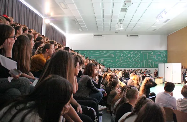 Na ajdovski  šoli so za dijake gimnazijskega programa razvili model 
senčenja na delovnem mestu.