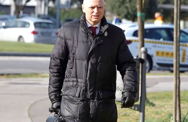 Andrej Lovšin se želi izogniti morebitnim nadaljnjim tožbam, zato 
je pripravljen na poravnavo z državo.