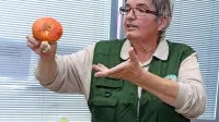 Irena Sirotič Dobrila z rdečo mušnico v rokah