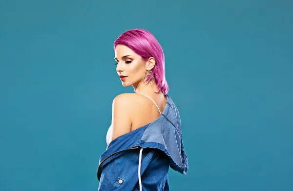 “Znebila sem se  balasta in začela nekaj novega,” je Lea Sirk zadovoljna s preobratom, ki ga je njeni glasbeni karieri prineslo leto 2018. 