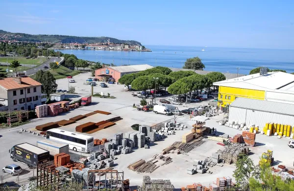 Trgovsko-poslovni center Merkur v Izoli, ko je bil tam še Eurospinov diskont (v ozadju 
fotografije). 