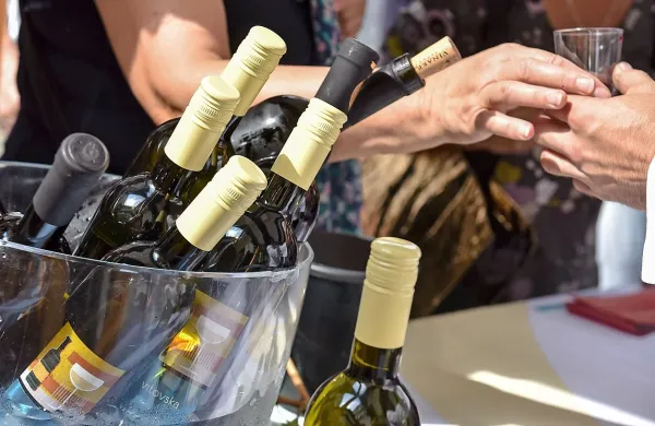 Svetovna zdravstvena organizacija med zelo učinkovite ukrepe v 
boju proti prekomernemu pitju alkohola uvršča prepoved 
oglaševanja alkoholnih pijač. 