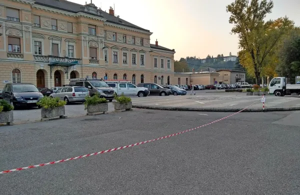 Goričani z italijanske strani meje se bodo po novem lahko poročali na skupnem trgu. Na slovenski 
strani  za to (še) ni zanimanja. Morda tudi zato, ker je trg nabasan z avtomobili in koriti ...
