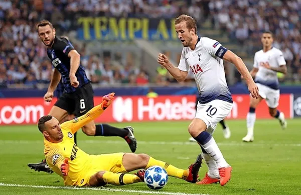 Vratar Interja Samir Handanović bo imel tudi jutri precej dela s 
Harryjem Kanom in soigralci iz Tottenhama (v belem) 