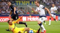 Vratar Interja Samir Handanović bo imel tudi jutri precej dela s 
Harryjem Kanom in soigralci iz Tottenhama (v belem) 