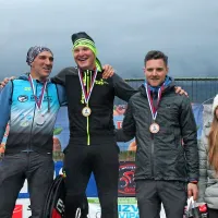 Odličja najboljšim (na vrhu absolutni zmagovalec Matej Kravos) je 
podeljevala kolesarska olimpijka Polona Batagelj (desno).