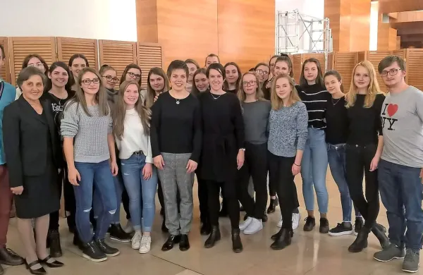 Dijaki s Srednje šole Veno Pilon Ajdovščina so v Parizu nastopili z zborom Francoskega radia, ki ga vodi  rojakinja Martina Batič.  