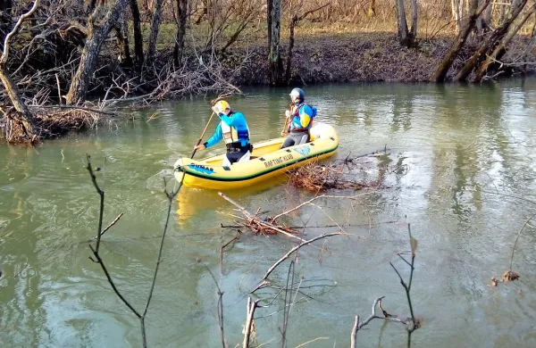 Gladino reke so pregledovali  člani rafting kluba Mrzla uoda.