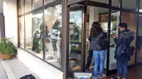 Neznanci so ponoči dodobra opustošili trgovino z oblačili. 