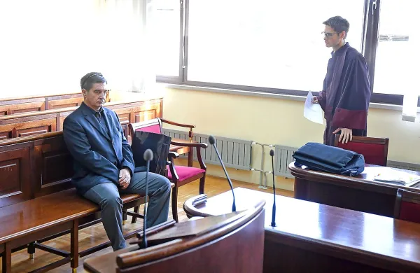 Robert Časar (desno odvetnik Nejc Ukmar) prestaja pet let in 
devet mesecev zaporne kazni v zadevi Orleška gmajna, v začetku 
junija  ga je sodišče v zadevi Beltinci obsodilo še na dve leti in tri 
mesece zapora, pred dnevi pa ga je oprostilo zaradi domnevno 
spornega najema varnostne službe.  