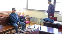 Robert Časar (desno odvetnik Nejc Ukmar) prestaja pet let in 
devet mesecev zaporne kazni v zadevi Orleška gmajna, v začetku 
junija  ga je sodišče v zadevi Beltinci obsodilo še na dve leti in tri 
mesece zapora, pred dnevi pa ga je oprostilo zaradi domnevno 
spornega najema varnostne službe.  