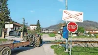 V Saksidu je eden od številnih nezavarovanih prehodov čez tire pri 
nas in na teh se redno dogajajo nesreče.