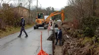Ob ulici, na kateri urejajo pločnik in javno razsvetljavo, je zelo 
malo hiš, zato je dvom o nujnosti naložbe še toliko večji. 
