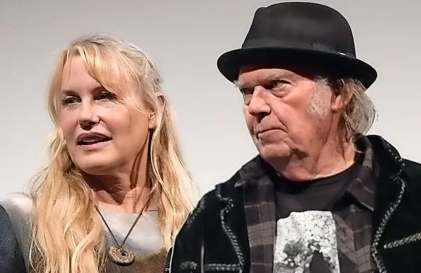 Letos se je 73-letni Neil Young   poročil z igralko Daryl Hannah in 
pod njeno režijsko taktirko nastopil    v filmu Paradox.   