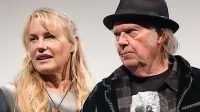 Letos se je 73-letni Neil Young   poročil z igralko Daryl Hannah in 
pod njeno režijsko taktirko nastopil    v filmu Paradox.   