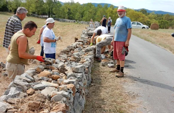 Kras je v zadnjih letih zajel pravi val navdušenja nad suhozidno 
gradnjo. V ospredju je (skoraj) vedno Boris Čok.