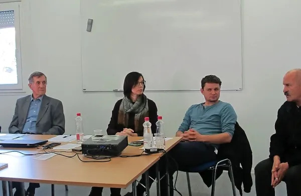 Brezdomcu Emilu (desno) so prisluhnili tudi (z desne) Bojan 
Kuljanac, Ines Kvaternik, Stanislav Mahne in Timotej Pirjevec.
