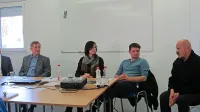 Brezdomcu Emilu (desno) so prisluhnili tudi (z desne) Bojan 
Kuljanac, Ines Kvaternik, Stanislav Mahne in Timotej Pirjevec.