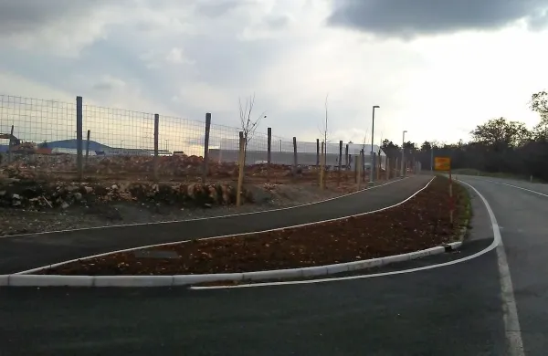 Občina Divača je vendarle komunalno uredila poslovno cono 
Risnik, med drugim tudi obodno cesto in pločnik, ki teče ob 
regionalni cesti.  

