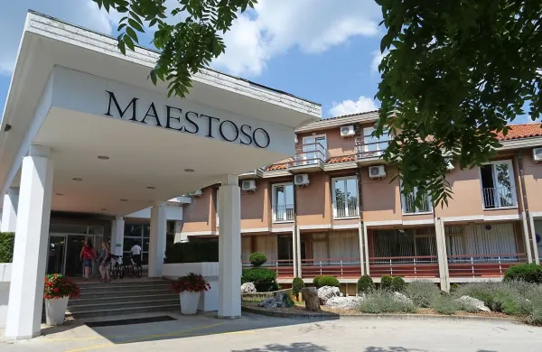 Vlada je včeraj holdingu Kobilarne Lipica podelila stavbno pravico 
in mu tako omogočila začetek obnove hotela Maestoso.