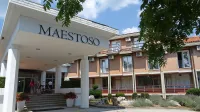 Vlada je včeraj holdingu Kobilarne Lipica podelila stavbno pravico 
in mu tako omogočila začetek obnove hotela Maestoso.
