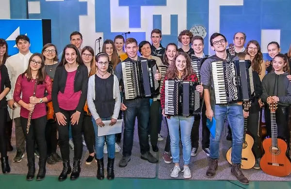 Ajdovska  šola se je  februarja predstavila v koprskem studiu Hendrix, v oddaji Klasično, mladostno in živo, pri kateri Radio Koper sodeluje s  Primorskimi novicami.  