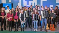 Ajdovska  šola se je  februarja predstavila v koprskem studiu Hendrix, v oddaji Klasično, mladostno in živo, pri kateri Radio Koper sodeluje s  Primorskimi novicami.  