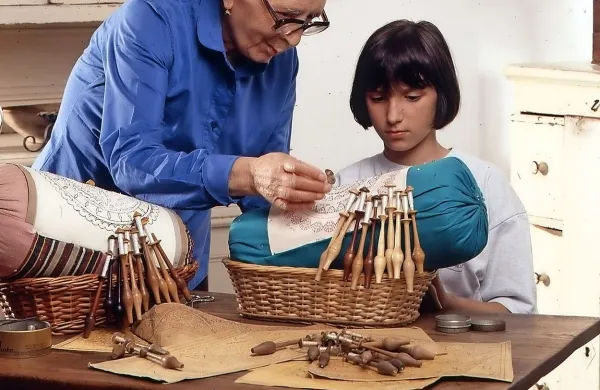 Izdelava čipk je umetnost, ki se prenaša iz roda v rod.