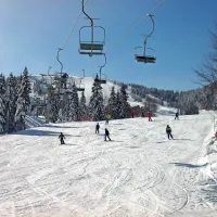 Soriška planina nad Podbrdom - raj za družinsko smučanje in 
smučarski tek.